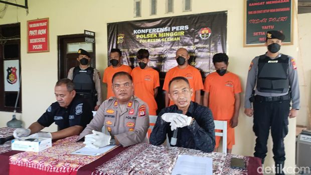 Empat komplotan maling spesialis traktor di Minggir saat rilis kasus di Polsek Minggir, Sleman, Jumat (6/9/2024).