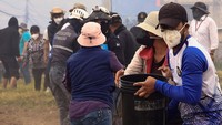 Warga turut membantu proses pemadaman api yang merembet ke rumah.  