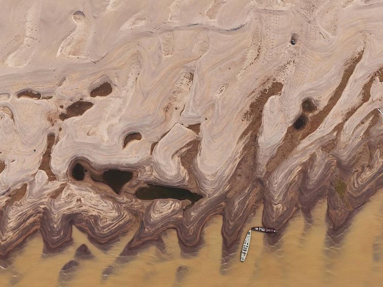 Foto Udara Sungai Madeira di Brasil yang Menyusut Airnya