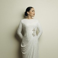 Lain halnya dengan Angel Pieters. Ia memilih look yang lebih modern dalam kreasi perancang kenamaan Stella Rissa. (Foto: Dok. Stella Rissa)