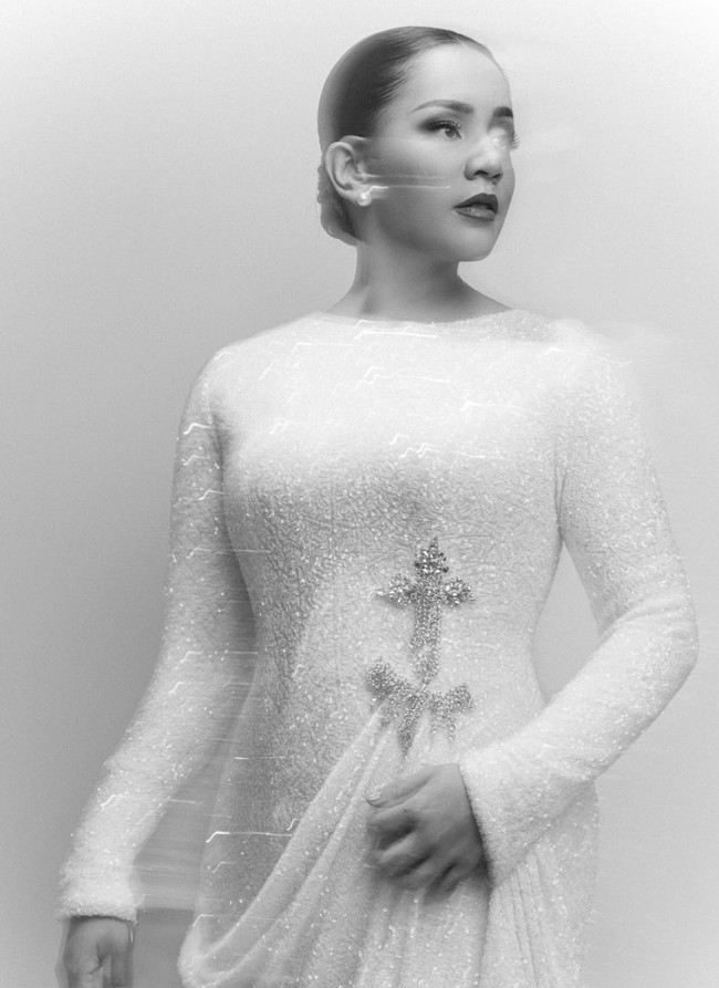 Dengan gaun tersebut, Angel Pieters menyanyikan lagu ‘Goodness of God’. Seperti putih seragam paus yang melambangkan kesucian, gaun Angel semakin melengkapi atmosfer yang penuh khidmat itu. (Foto: Dok. Stella Rissa)