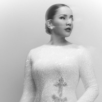 Dengan gaun tersebut, Angel Pieters menyanyikan lagu ‘Goodness of God’. Seperti putih seragam paus yang melambangkan kesucian, gaun Angel semakin melengkapi atmosfer yang penuh khidmat itu. (Foto: Dok. Stella Rissa)