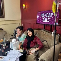 Sebelum menjadi pengusaha kosmetik, Shindy pernah aktif menjadi seorang bidan di Puskesmas dengan gaji honorer Rp 100 Ribu. Seiring berjalannya waktu, kehidupannya pun mulai berubah dan menjadi pengusaha kosmetik.  Foto: Dok. Instagram @rendyshindy_samuel.