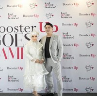 Keputusan Shindy untuk berhijab mendapatkan pujian dan doa dari warganet di Instagram. Bun cantik banget,jadi kayak mirip aurel😍, ucap pengguna Instagram @nanikweijayanti. Masyaallah kalo berhijab cantik bget😍😍, ujar akun @cekninit. Masya allah bnern dehh cantik pakai hijab ya allah ❤️❤️❤️, puji akun @wengusti.Masya Allah kk pakai hijab cantik sekalii😍😍😍, saut akun @retn_olestari. Foto: Dok. Instagram @rendyshindy_samuel.