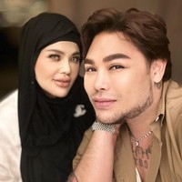 Sosok Shindy Frioerla atau yang dulunya bernama Shindy Samuel pernah menjadi sorotan warganet di media sosial karena dirinya kerap disebut sebagai kembaran Ivan Gunawan. Lantaran Ivan pernah mengunggah foto selfie bersama Shindy. Foto: Dok. Instagram @rendyshindy_samuel.