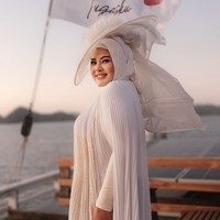 Wanita yang mempunyai nama lengkap Shindy Romawi Rapsanjani ini diketahui pernah mencoba usaha makanan. Namun tak berjalan dengan baik hingga akhirnya ia membangun usaha skincare dan kosmetik bersama dengan Rendy, yaitu Glam Shine Cosmetics sejak Maret 2020. Foto: Dok. Instagram @rendyshindy_samuel.