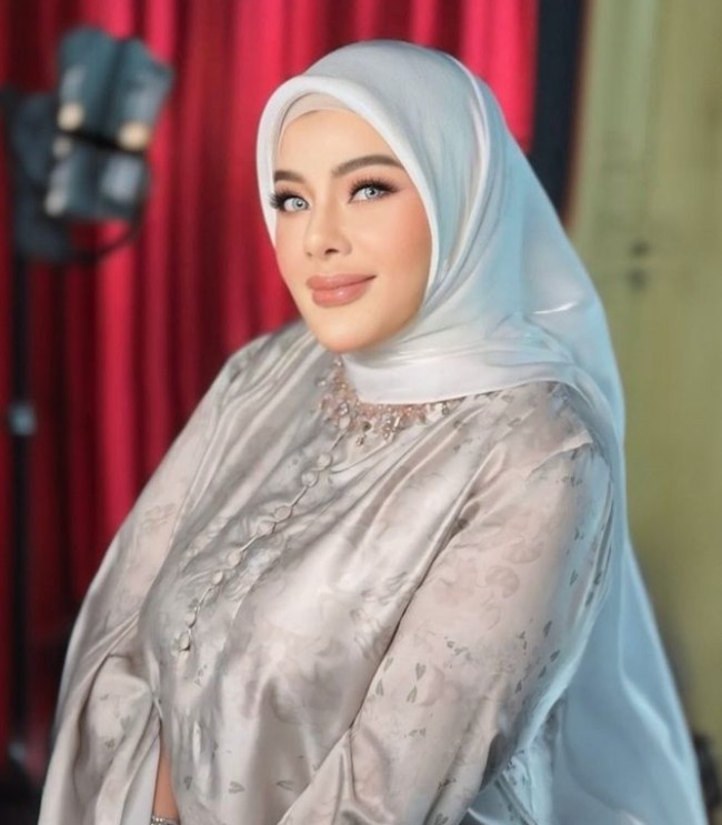 Penampilan Shindy semakin memesona ketika mengenakan hijab segi empat warna putih dipadu dengan busana bahan silk. Riasan makeupnya yang flawless membuat Shindy terlihat segar. Foto: Dok. Instagram @rendyshindy_samuel.