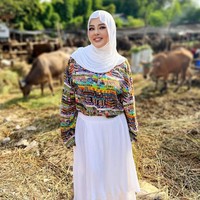 Melalui akun Instagramnya @rendyshindy_samuel, ia kerap mencoba aneka model hijab. Seperti di dalam foto ini, Shindy memakai hijab model meleyot warna putih dipadu dengan atasan bermotif dan rok plisket putih. Foto: Dok. Instagram @rendyshindy_samuel.