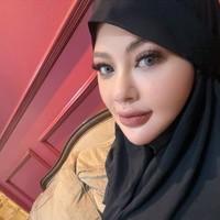 Sosok Shindy juga mencuri perhatian karena kisahnya menurunkan berat badan dengan operasi bariatrik. Dalam keterangan salah satu unggahannya Shindy mengaku bobotnya dulu pernah sempat mencapai 155 kg. Kini berkat operasi pemotongan lambung, bobotnya turun 69 kg. Foto: Dok. Instagram @rendyshindy_samuel.