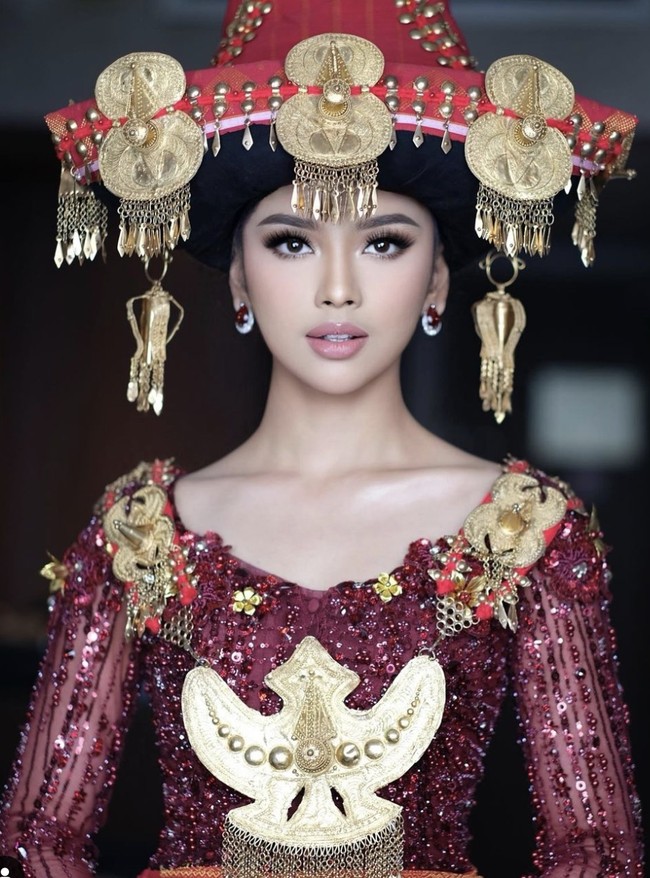 Berbusana lengkap dengan hiasan kepala dan aksesori etniknya, Lyodra ikut merayakan keberagaman budaya Indonesia yang dipuji-puji oleh Paus Fransiskus. Di Instagram, penyanyi 21 tahun itu menulis, “Beliau adalah sosok yang selalu membela orang orang yang tersakiti, yang selalu menyerukan perdamaian di seluruh dunia tanpa memandang suku bangsa dan agama. Sehat selalu Pope Francis, terimakasih sudah datang ke Indonesia, terimakasih sudah selalu mengajarkan cinta kasih dan perdamaian.”  (Foto: Instagram/@lisajuofficial)