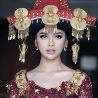 Berbusana lengkap dengan hiasan kepala dan aksesori etniknya, Lyodra ikut merayakan keberagaman budaya Indonesia yang dipuji-puji oleh Paus Fransiskus. Di Instagram, penyanyi 21 tahun itu menulis, “Beliau adalah sosok yang selalu membela orang orang yang tersakiti, yang selalu menyerukan perdamaian di seluruh dunia tanpa memandang suku bangsa dan agama. Sehat selalu Pope Francis, terimakasih sudah datang ke Indonesia, terimakasih sudah selalu mengajarkan cinta kasih dan perdamaian.”  (Foto: Instagram/@lisajuofficial)