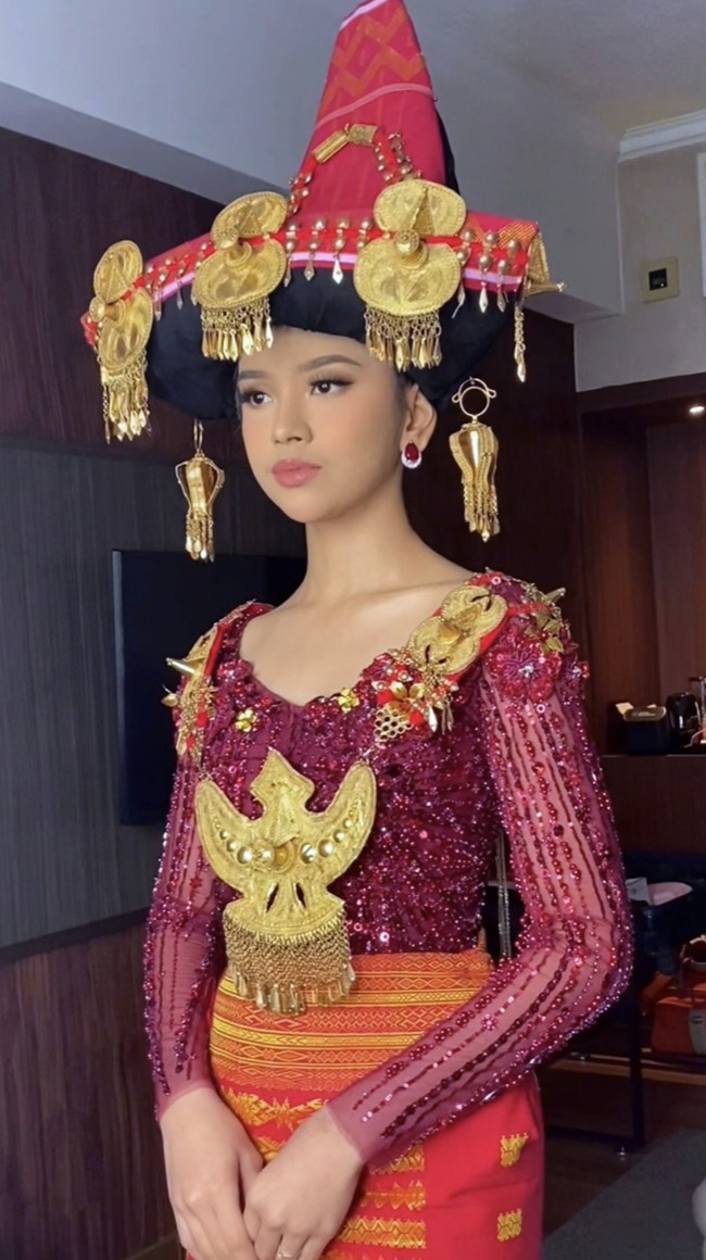 Pakaian khas Karo, Sumatera Utara, dipilih Lyodra sesuai dengan asal sukunya. Adalah desainer Lisa Ju yang mendesain busana tersebut. “Merangkul kekayaan warisan budaya Karo Batak, gaun haute couture ini dengan indah memadukan tradisi dengan keanggunan modern,” tulis sang desainer di Instagram.  (Foto: Instagram/@lisajuofficial)