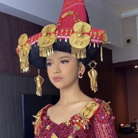 Pakaian khas Karo, Sumatera Utara, dipilih Lyodra sesuai dengan asal sukunya. Adalah desainer Lisa Ju yang mendesain busana tersebut. “Merangkul kekayaan warisan budaya Karo Batak, gaun haute couture ini dengan indah memadukan tradisi dengan keanggunan modern,” tulis sang desainer di Instagram.  (Foto: Instagram/@lisajuofficial)