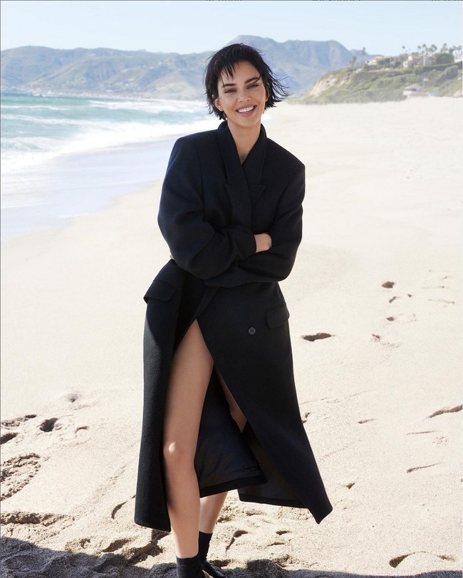 Adik Kim Kardashian ini tampil dengan rambut pendek yang ditata acak dengan efek basah. Penampilan baru ini seolah mengisyaratkan era baru dalam karier fashion-nya, menunjukkan kemampuannya untuk beradaptasi dengan berbagai tren. Foto: Instagram/@calvinklein @kendalljenner