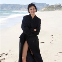 Adik Kim Kardashian ini tampil dengan rambut pendek yang ditata acak dengan efek basah. Penampilan baru ini seolah mengisyaratkan era baru dalam karier fashion-nya, menunjukkan kemampuannya untuk beradaptasi dengan berbagai tren. Foto: Instagram/@calvinklein @kendalljenner