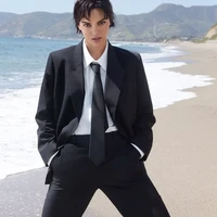 Dengan gaya rambut pendek yang bold, ia membawa fokus pemotretan pada pakaian yang menonjolkan estetika modern, chic sekaligus seksi. Foto: Instagram/@calvinklein @kendalljenner