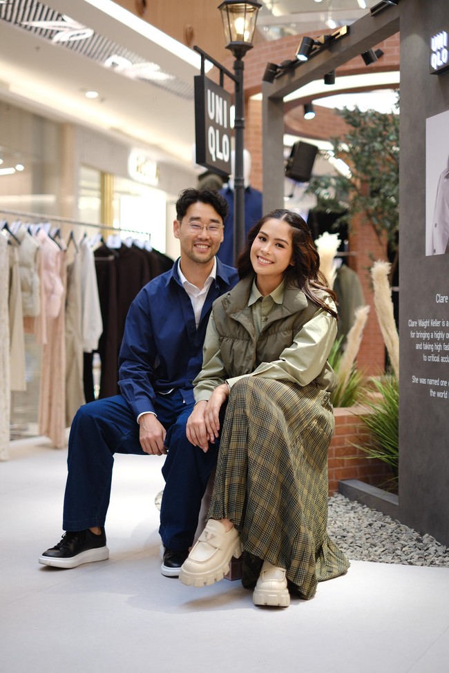 “Aku suka Jesse kalau pakai baju oversized, kelihatannya keren. Cool,” ungkap Maudy memuji sang suami. Jesse pun tak dapat menyembunyikan senyumnya.  (Foto: Dok. Uniqlo)