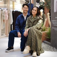 “Aku suka Jesse kalau pakai baju oversized, kelihatannya keren. Cool,” ungkap Maudy memuji sang suami. Jesse pun tak dapat menyembunyikan senyumnya.  (Foto: Dok. Uniqlo)