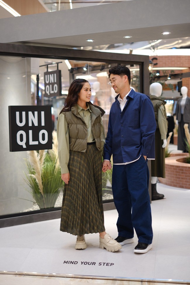 Adapun Jesse menyeimbangi gaya istrinya dengan, juga berkemeja. Tapi dua sekaligus dengan gaya layering beda warna, putih dan biru. Pria berdarah Korea Selatan itu melengkapi penampilannya dengan jeans bersiluet longgar. (Foto: Dok. Uniqlo)