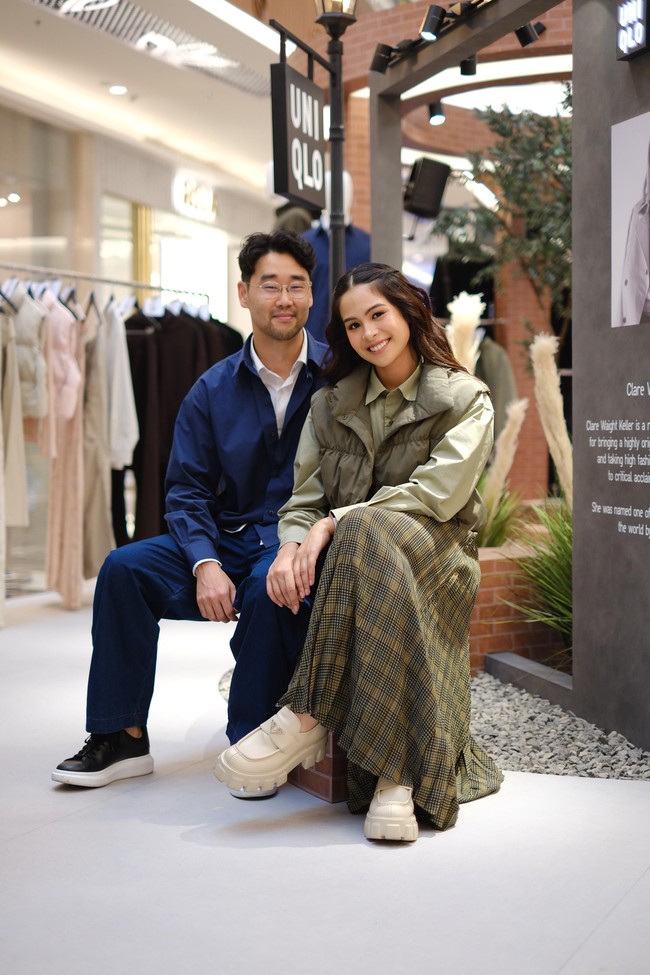 Pada kesempatan tersebut, Maudy berbalut kemeja hijau lumut yang dibungkus vest crop senada. Adapun bawahannya berupa rok lipit flare motif geometris dan loafers putih statement bersol tebal. (Foto: Dok. Uniqlo)