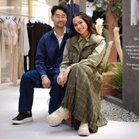 Pada kesempatan tersebut, Maudy berbalut kemeja hijau lumut yang dibungkus vest crop senada. Adapun bawahannya berupa rok lipit flare motif geometris dan loafers putih statement bersol tebal. (Foto: Dok. Uniqlo)