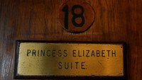 Hotel ini memiliki suite Putri Elizabeth tempat para tamu dapat menyaksikan hewan-hewan di tempat minum sambil menyeruput kopi, menawarkan perpaduan unik antara kemewahan dan pengamatan satwa liar. Pengalaman ini menggemakan tujuan awal Treetops, yang dibangun sebagai pondok untuk melihat binatang buas.