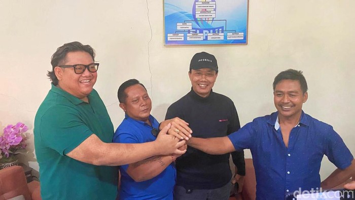 I Nyoman Winata (memakai topi) saat berkunjung ke Sekretariat Tim Pemenangan Gus Par-Pandu di Karangasem, Jumat (6/9/2024). (I Wayan Selamat Juniasa/detikBali)