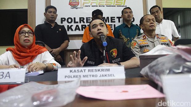 Achmad Syarifudin (30) ditetapkan sebagai tersangka usai menusuk istrinya sendiri hingga tewas. Korban, Febriana Fatmawati (26) tewas dengan 6 luka tusukan di badannya.