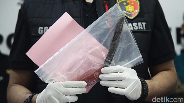 Achmad Syarifudin (30) ditetapkan sebagai tersangka usai menusuk istrinya sendiri hingga tewas. Korban, Febriana Fatmawati (26) tewas dengan 6 luka tusukan di badannya.