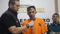 Tersangka Achmad Syarifudin dihadirkan dalam jumpa pers di Mapolres Metro Jakarta Selatan yang dipimpin Kasat Reskrim Kompol Gogo Galesung. Ia tampak memakai baju oranye dan tangan diborgol.