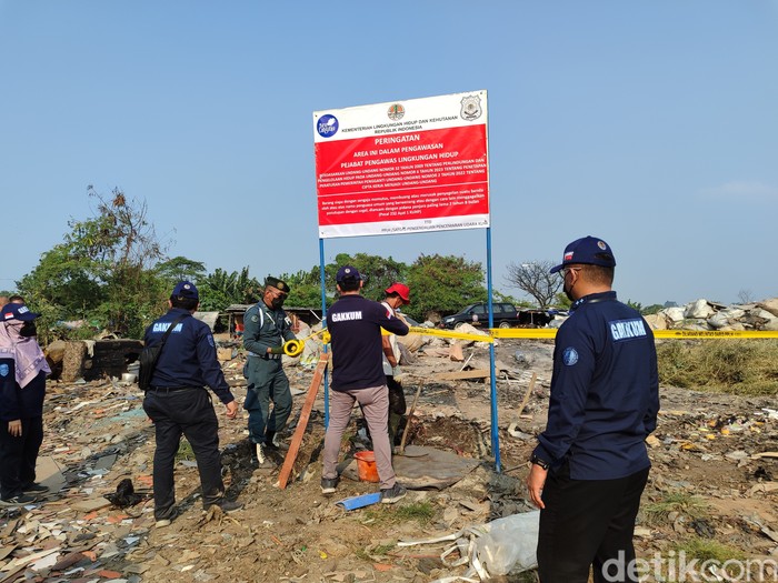 irektur Pengaduan, Pengawasan, dan Sanksi Administrasi LHK pada Kementerian KLHK Ardyanto Nugroho bicara soal pembakaran sampah aluminium foil di Tangerang. (Bahtiar Rifai/detikcom)