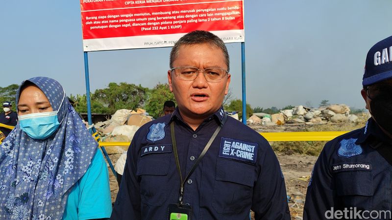 irektur Pengaduan, Pengawasan, dan Sanksi Administrasi LHK pada Kementerian KLHK Ardyanto Nugroho bicara soal pembakaran sampah aluminium foil di Tangerang. (Bahtiar Rifai/detikcom)