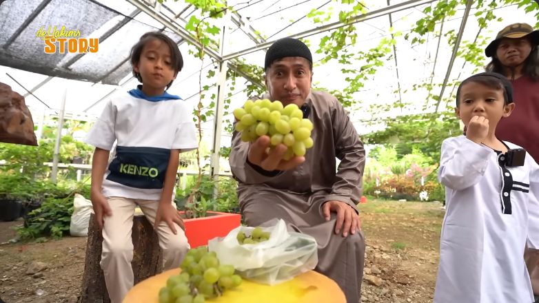 Irfan Hakim main ke rumah Mamah Dedeh yang ada kolam ikan lele hingga kebun anggur