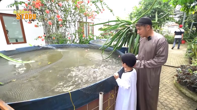 Irfan Hakim main ke rumah Mamah Dedeh yang ada kolam ikan lele hingga kebun anggur