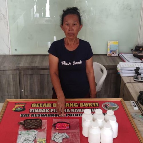 IRT di Mataram ditangkap karena menjual obat Tramadol.