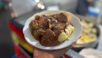 Begini tampilan siomaynya! Disiram dengan bumbu dari kacang tanah yang disangrai dan ditambah perasan jeruk nipis jadi makin nikmat. Foto: Detikcom / Atiqa Rana