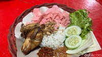 Seporsi nasi uduknya dilengkapi dengan lalapan, kerupuk merah, dan dua macam sambal, yaitu sambal goreng dan kacang. Lauknya bisa pilih antara ayam goreng, empal, paru, kulit, dan masih banyak lagi. Foto: Detikcom / Atiqa Rana