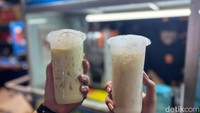 Varian paling favoritnya yaitu alpukat dan durian kocok. Rasanya manis legit, dan menyegarkan. Gelasnya besar dan harganya mulai dari Rp 15 ribu saja. Tertarik coba?Foto: Detikcom / Atiqa Rana