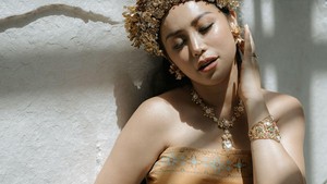 Aksesoris nuansa emas semakin membuat Jessica Iskandar bersinar. Foto: Instagram Jessica Iskandar/momentsbygin_