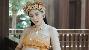 Jessica Iskandar melakukan pemotretan di Sanur, Bali. Foto: Instagram Jessica Iskandar/momentsbygin_
