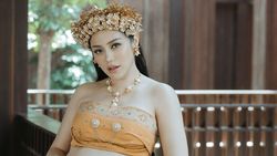 Jessica Iskandar Pamer Baby Bumb Pakai Baju Adat Bali Jessica Iskandar Pamer Baby Bumb Pakai Baju Adat Bali