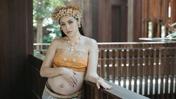 Jessica Iskandar Pamer Baby Bumb Pakai Baju Adat Bali Jessica Iskandar Pamer Baby Bumb Pakai Baju Adat Bali