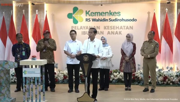 Jokowi meresmikan Gedung Kesehatan Ibu dan Anak RSUP Wahidin Sudirohusodo Makassar.