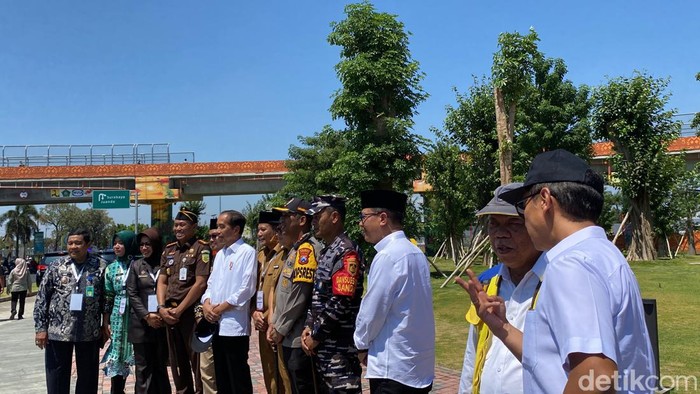 Jokowi saat meresmikan Flyover Djuanda di Aloha Sidoarjo