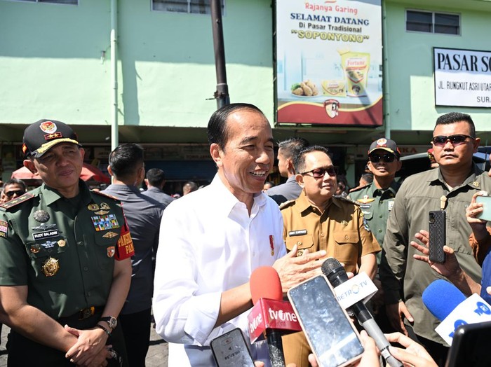 Jokowi usai meninjau Pasar Soponyono, Surabaya.