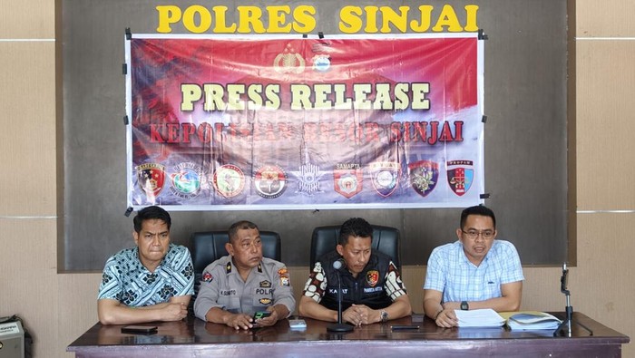 Kasat Reskrim Polres Sinjai Iptu Andi Rahmatullah (baju hitam) saat menjelaskan kasus oknum guru aniaya siswanya.