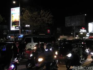 Jalan Urip-Perintis Makassar Macet Parah Malam Ini, Kendaraan Mengular 3 Km
