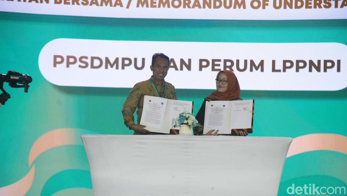 Kemenhub-AirNav Berkomitmen Utamakan Keamanan Transportasi Kementerian Perhubungan bersinergi dengan Perum LPPNPI atau AirNav Indonesia. Perjanjian kerja sama dilakukan dalam pengembangan SDM dalam pelaksanaan navigasi.