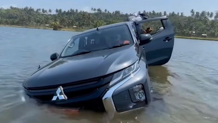 Kendaraan dinas mBupati Bengkulu Selatan, Gusnan Jayadi terperosok dan nyaris hanyut ke dalam genangan banjir