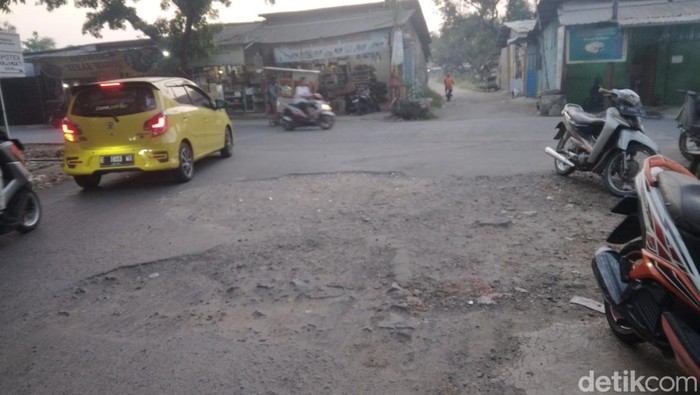 Kerusakan jalan di Jalan Pramuka, Kecamatan Harjamukti, Kota Cirebon